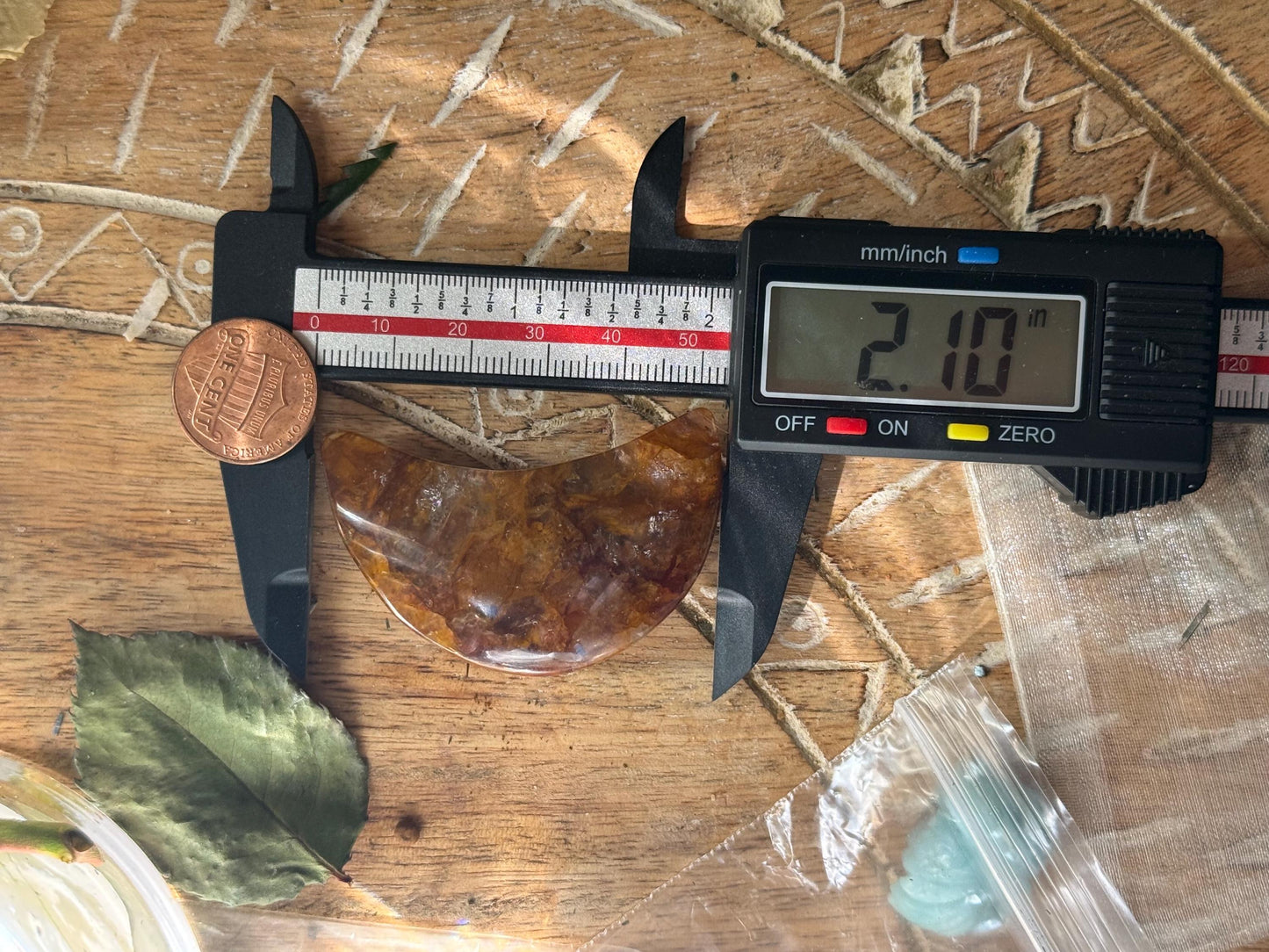 Golden Healer Quartz Moon, Golden Healer Quartz, Crystal Carving Moon, Witchy Decoration, Crystal Moons, Crystal Gifts,